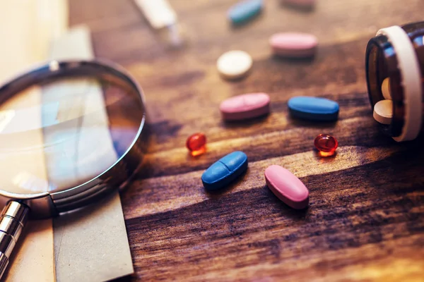 Renkli tıbbi tabletler ve doktorun ofis masasında hapları — Stok fotoğraf