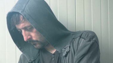 Umutsuz kukuletalı adam çaresiz durumda