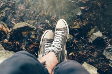 Nehir kıyısı oturan