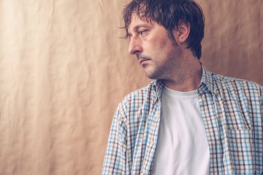 Depresif üzgün adam profil portre