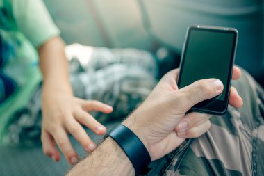 Çocuk yerine cep telefonu ile oynarken