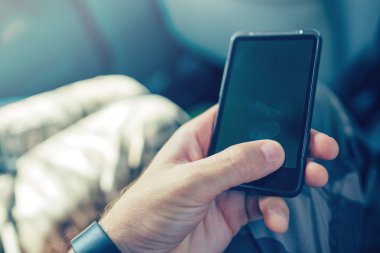 Çocuk yerine cep telefonu ile oynarken