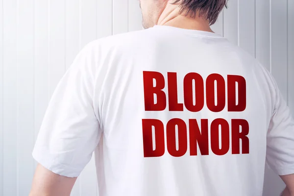 Homem doador de sangue vestindo t-shirt branca — Fotografia de Stock