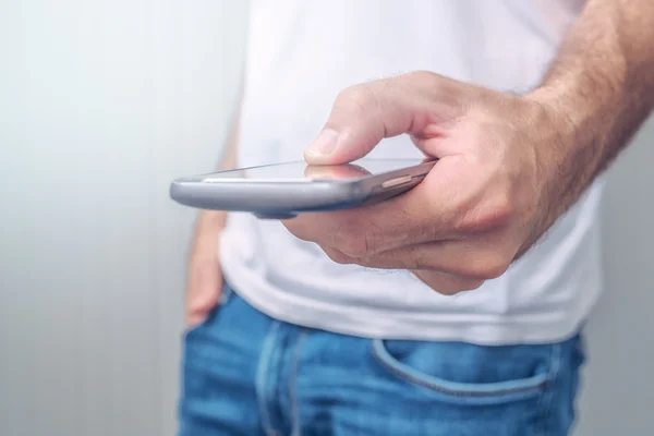 Hombre casual usando teléfono móvil, primer plano de la mano —  Fotos de Stock