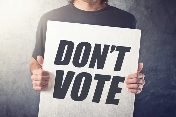 Человек с плакатом "Не голосуй за титул" — стоковое фото
