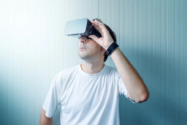 Людина досліджує середовище віртуальної реальності — стокове фото