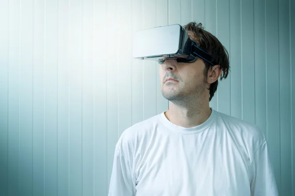 Man met Vr headset bril — Stockfoto