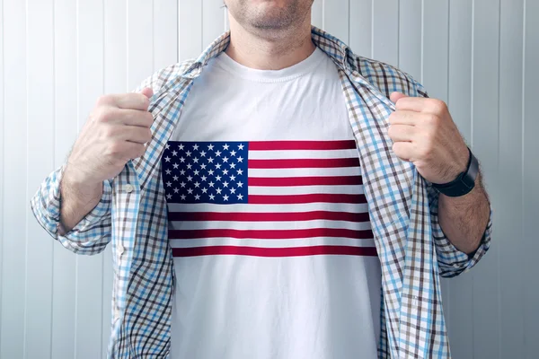 Patriota americano vestindo camisa branca com estampa bandeira dos EUA — Fotografia de Stock