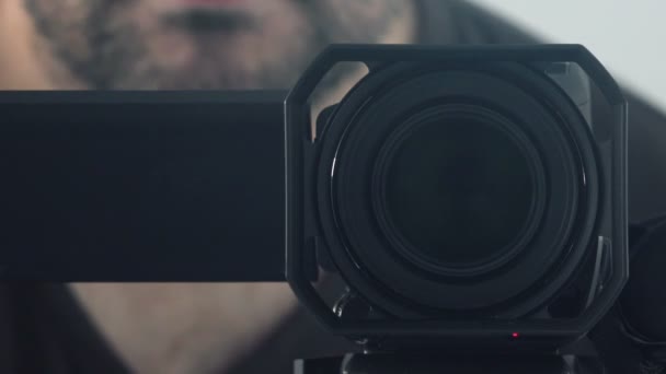 Hombre grabando imágenes con videocámara digital — Vídeos de Stock