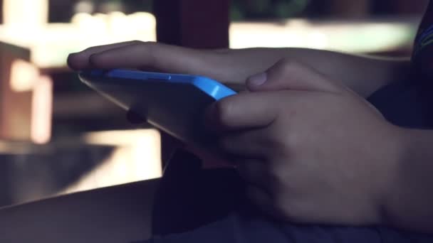 Руки маленького хлопчика, який грає у відеогру на планшеті — стокове відео