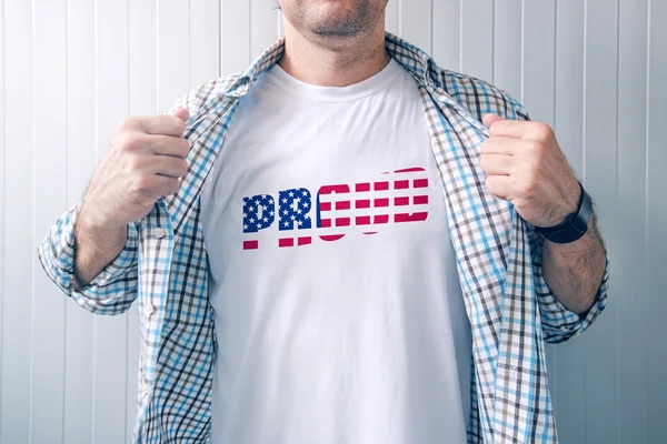 Hrdý americký patriot na sobě bílou košili s vlajkou Usa tisk — Stock fotografie