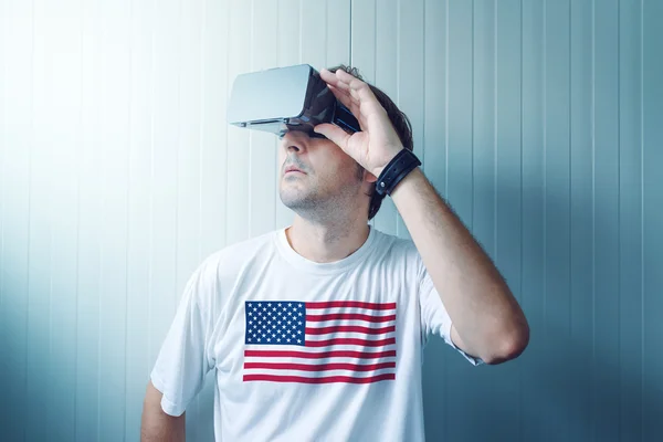 US-Typ erkundet Virtual-Reality-Umgebung — Stockfoto