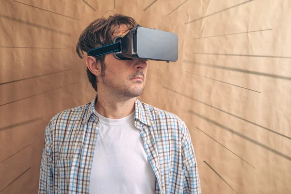 Человек в очках виртуальной реальности исследует экопалатку виртуальной реальности — стоковое фото