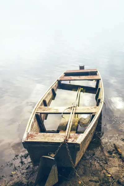 Velho barco de pesca na margem do rio — Fotografia de Stock