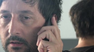 Adam cep telefonu, ayna tarafından ayakta bahsediyoruz