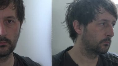 Dalgın özeleştirisel adam aynaya bakan konsantre