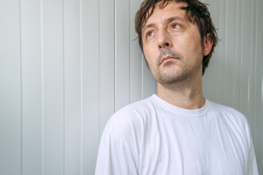 Dalgın adam ararken ve düşünme konsantre