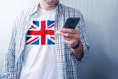 Adam cep telefonuyla gömlek İngiltere bayrağı