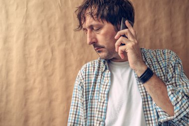 Adam işitme kötü haber telefon