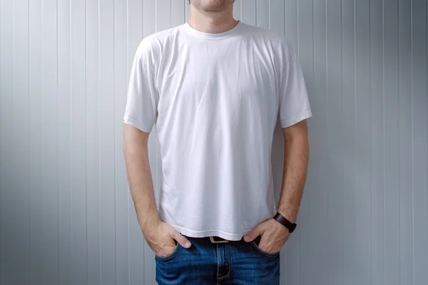 Homme décontracté en jeans pantalon et t-shirt blanc — Photo