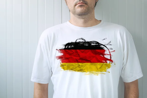 Mann trägt weißes Hemd mit Deutschland-Flagge — Stockfoto