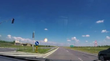 Plaka zaman atlamalı sürüş açık karayolu üzerinde bir Araba sürme