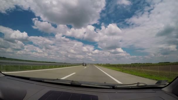 在开放的公路上骑一辆车，驱动板拍摄 — 图库视频影像