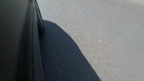 Auto fährt auf der Straße — Stockvideo