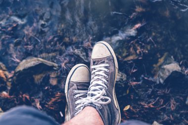 Nehir kıyısı oturan