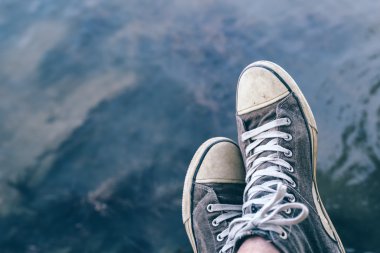 Nehir kıyısı oturan