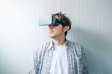 Adam ile Vr koruyucu gözlük