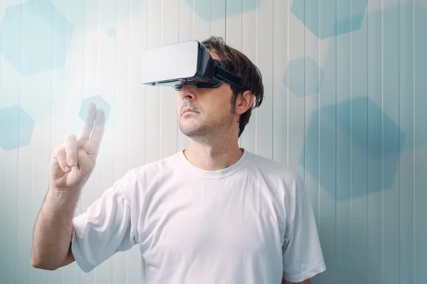 Man met Vr-bril werken in virtuele werkelijkheid omgeving — Stockfoto