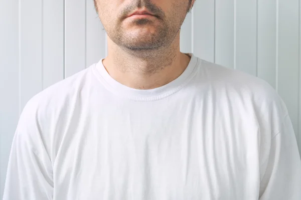 Casual vuxen man bär Tom vit t-shirt — Stockfoto