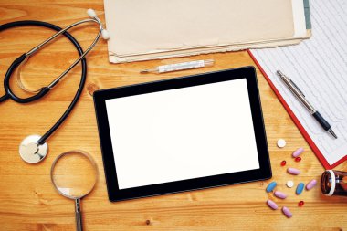 Doktorun ofis masasında boş ekran tablet bilgisayarınızla