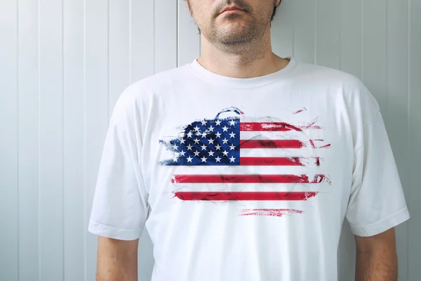 Homem usando camisa branca com estampa bandeira dos EUA — Fotografia de Stock