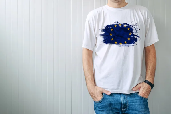 Man wearing white shirt with EU flag print — Stock Photo, Image
