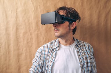Vr adamla keşfetmek sanal gerçeklik içeriği gözlükler