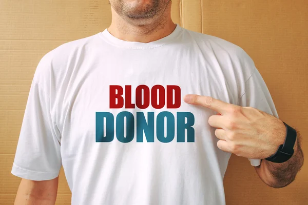 Beyaz t-shirt giyiyor gurur gönüllü kan bağışı — Stok fotoğraf