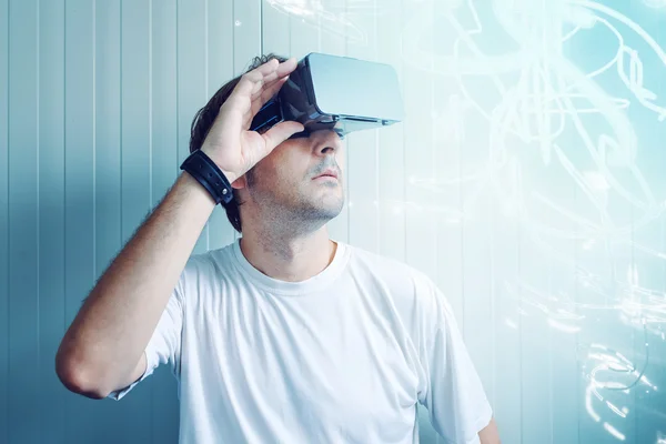 Homme explorant l'environnement de réalité virtuelle — Photo