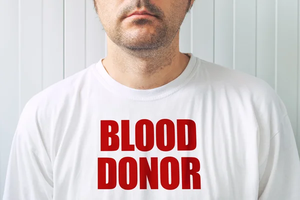 Doador de sangue, homem vestindo camisa com título — Fotografia de Stock