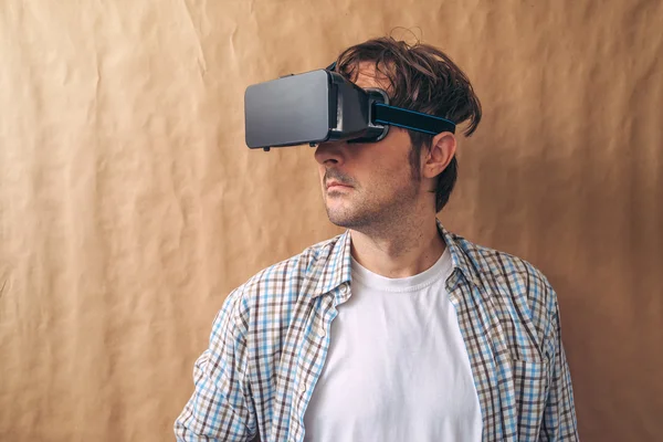 Hombre con gafas VR explorando contenido de realidad virtual —  Fotos de Stock