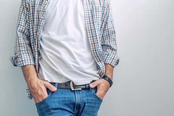 Casual bonito homem vestindo jeans e camisa xadrez — Fotografia de Stock