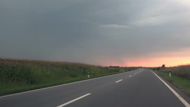 Conducir en camino abierto vacío en el campo — Vídeo de stock