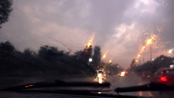 Conduire dans les rues de la ville le soir de pluie — Video