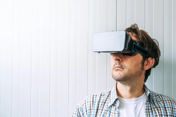 Man with VR headset goggles — Stock Photo, Image