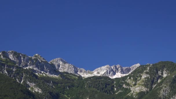 Julské Alpy nad Bohinjského jezera ve Slovinsku — Stock video