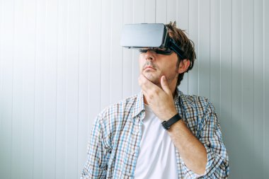 Vr adamla keşfetmek sanal gerçeklik econtent gözlükler