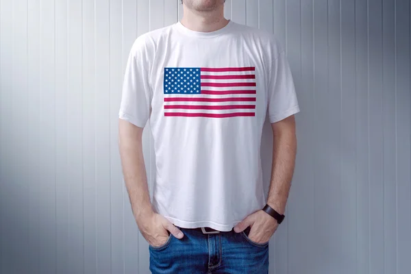 Patriota americano vestindo camisa branca com estampa bandeira dos EUA — Fotografia de Stock