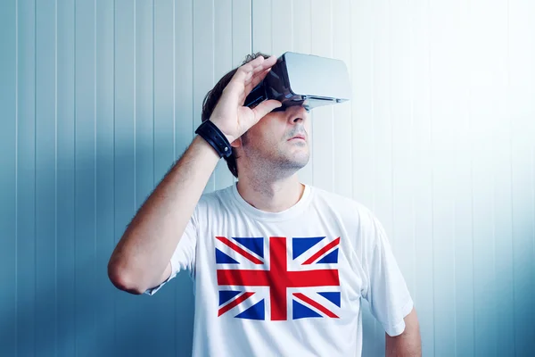 仮想現実環境を探る英国男 — ストック写真