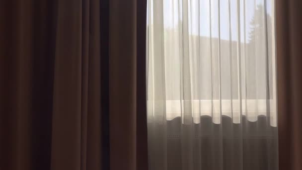 Cortinas de apartamento en habitación oscura — Vídeo de stock